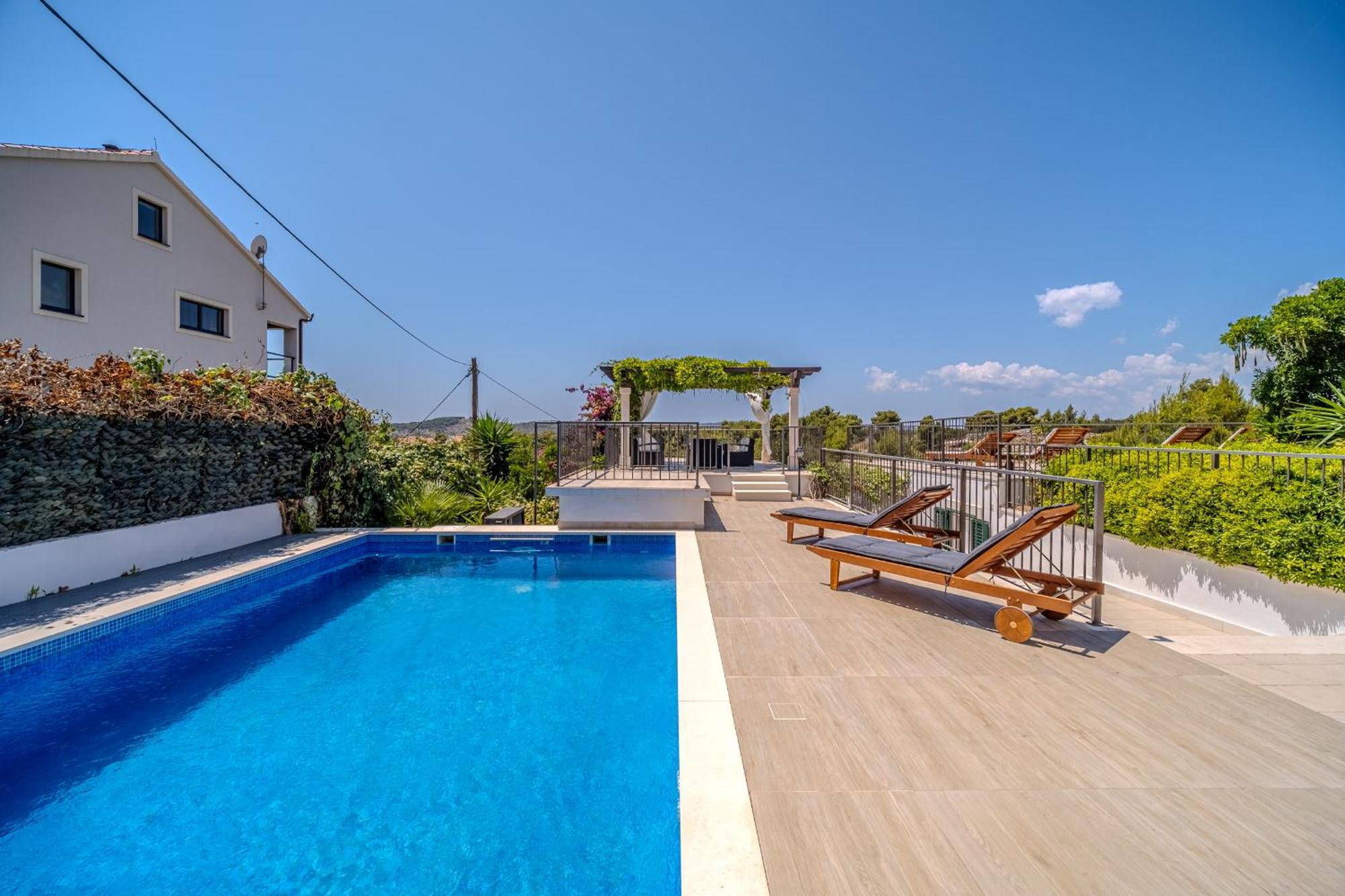 Villa Julia With Heated Pool, Ideal For Large Groups Milna  Dış mekan fotoğraf