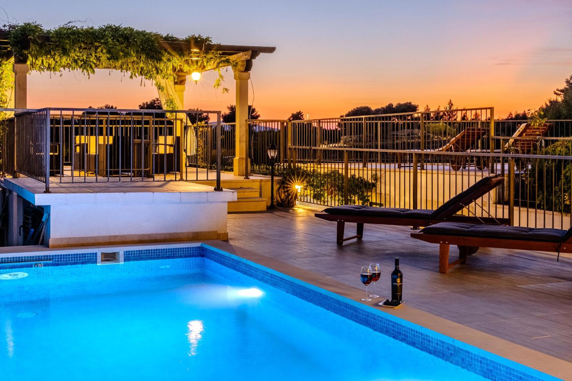 Villa Julia With Heated Pool, Ideal For Large Groups Milna  Dış mekan fotoğraf