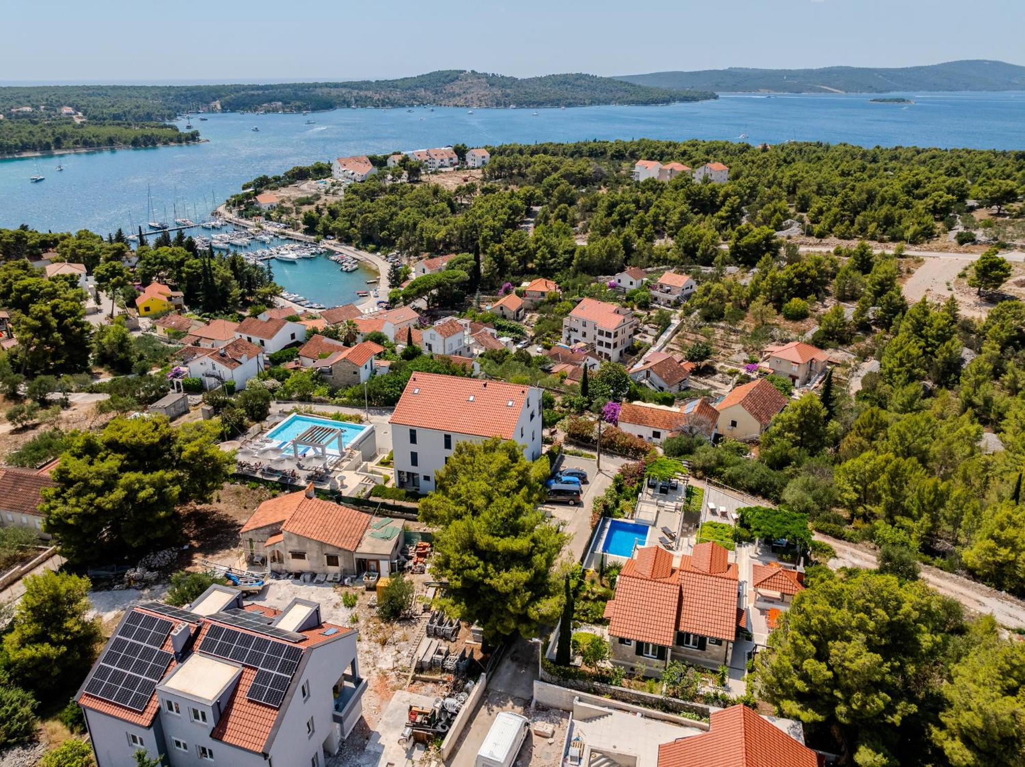 Villa Julia With Heated Pool, Ideal For Large Groups Milna  Dış mekan fotoğraf