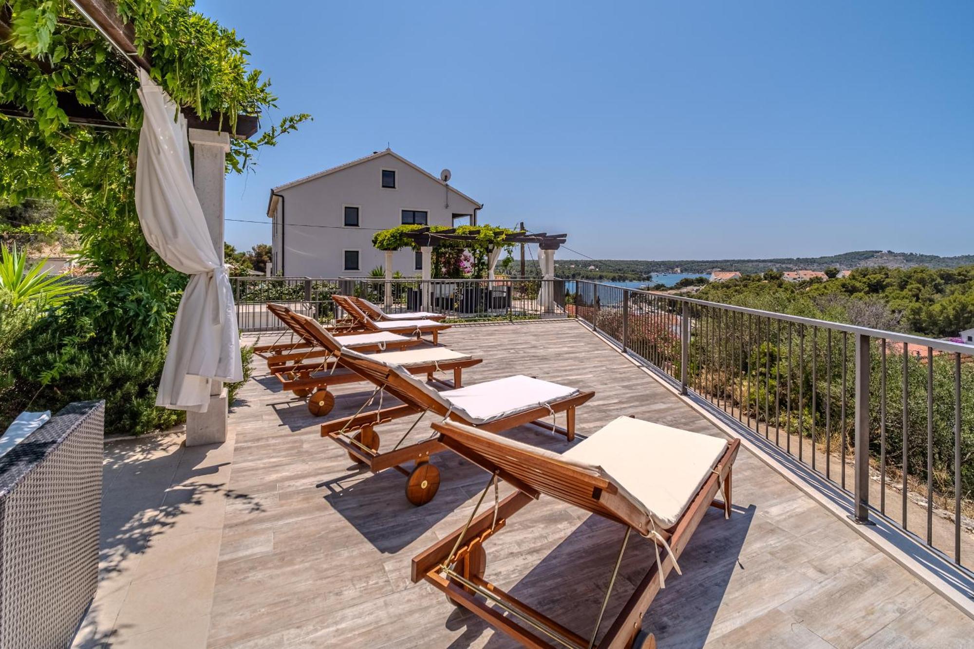 Villa Julia With Heated Pool, Ideal For Large Groups Milna  Dış mekan fotoğraf