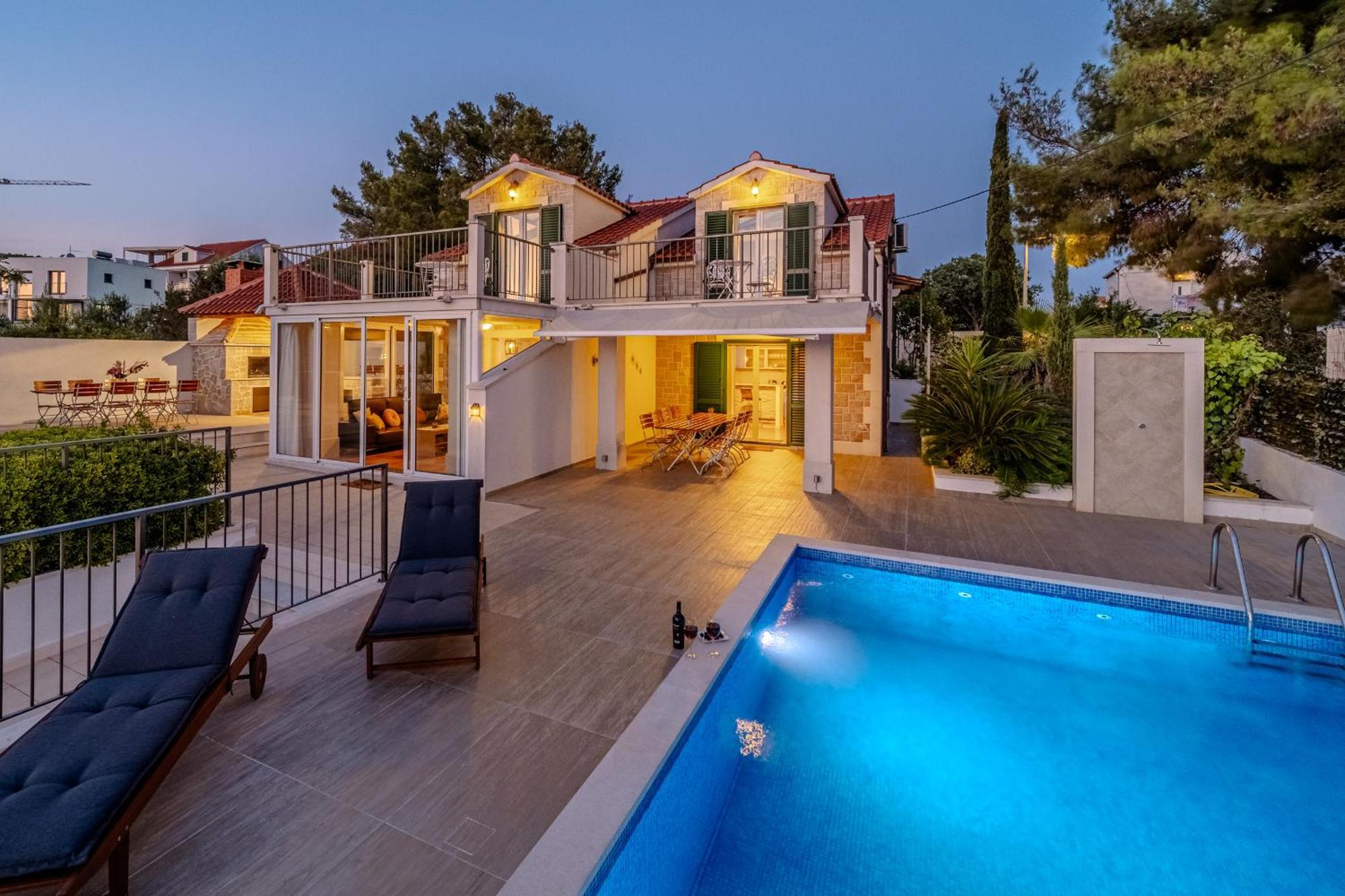 Villa Julia With Heated Pool, Ideal For Large Groups Milna  Dış mekan fotoğraf