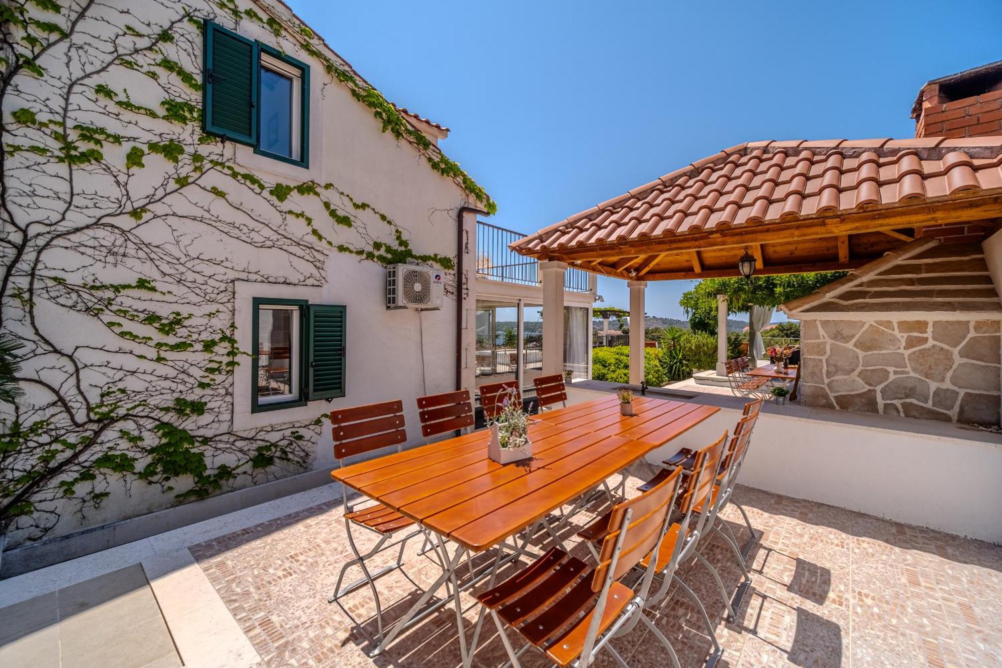 Villa Julia With Heated Pool, Ideal For Large Groups Milna  Dış mekan fotoğraf