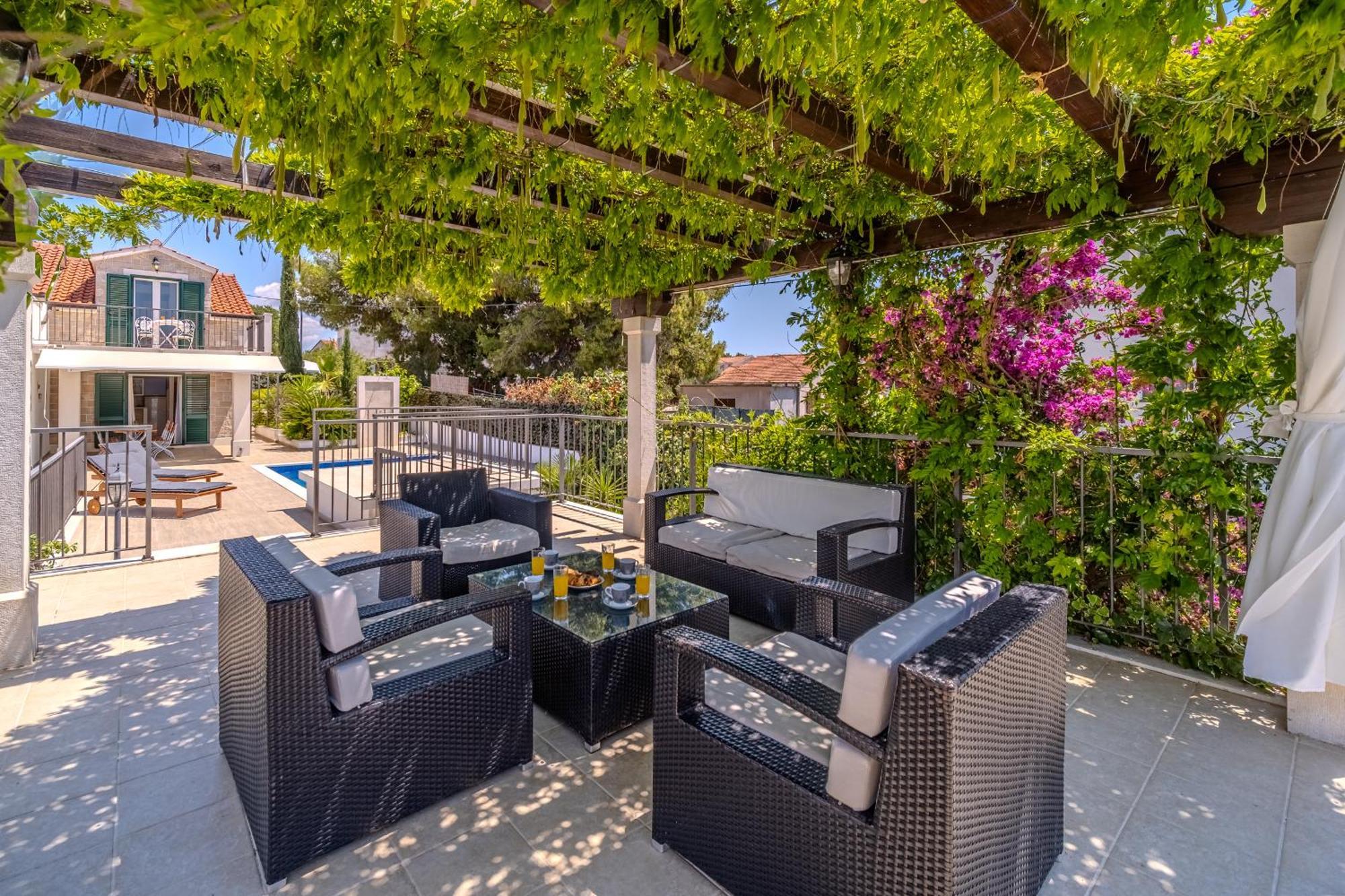 Villa Julia With Heated Pool, Ideal For Large Groups Milna  Dış mekan fotoğraf