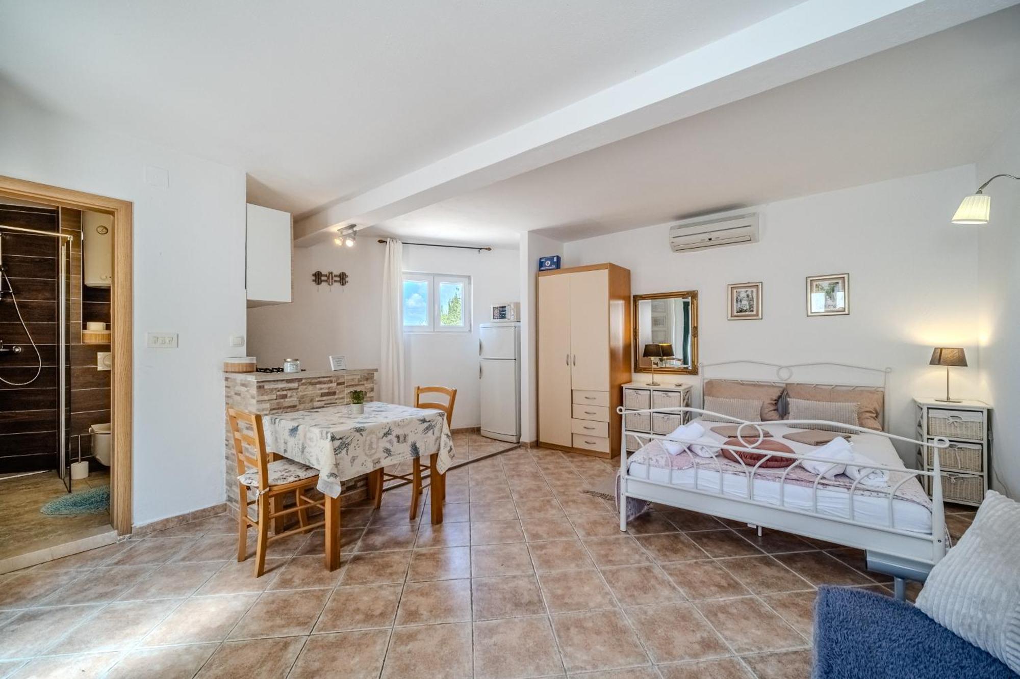 Villa Julia With Heated Pool, Ideal For Large Groups Milna  Dış mekan fotoğraf