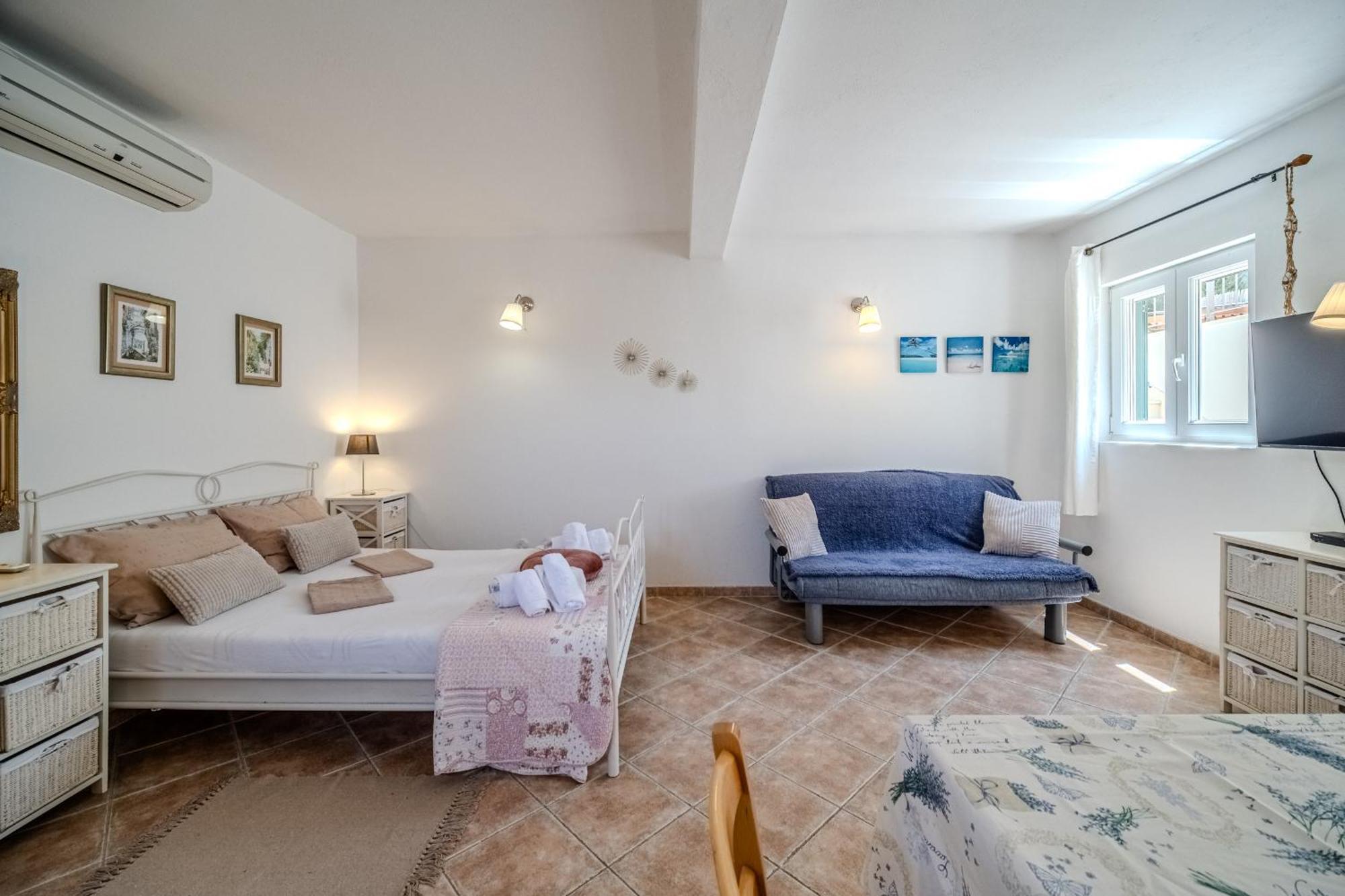 Villa Julia With Heated Pool, Ideal For Large Groups Milna  Dış mekan fotoğraf