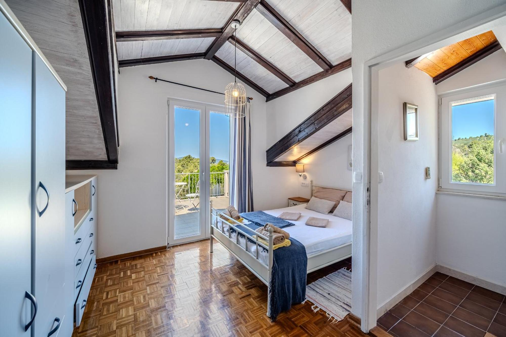 Villa Julia With Heated Pool, Ideal For Large Groups Milna  Dış mekan fotoğraf
