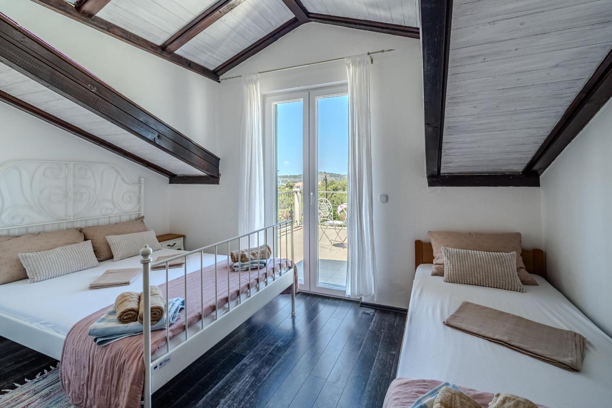 Villa Julia With Heated Pool, Ideal For Large Groups Milna  Dış mekan fotoğraf