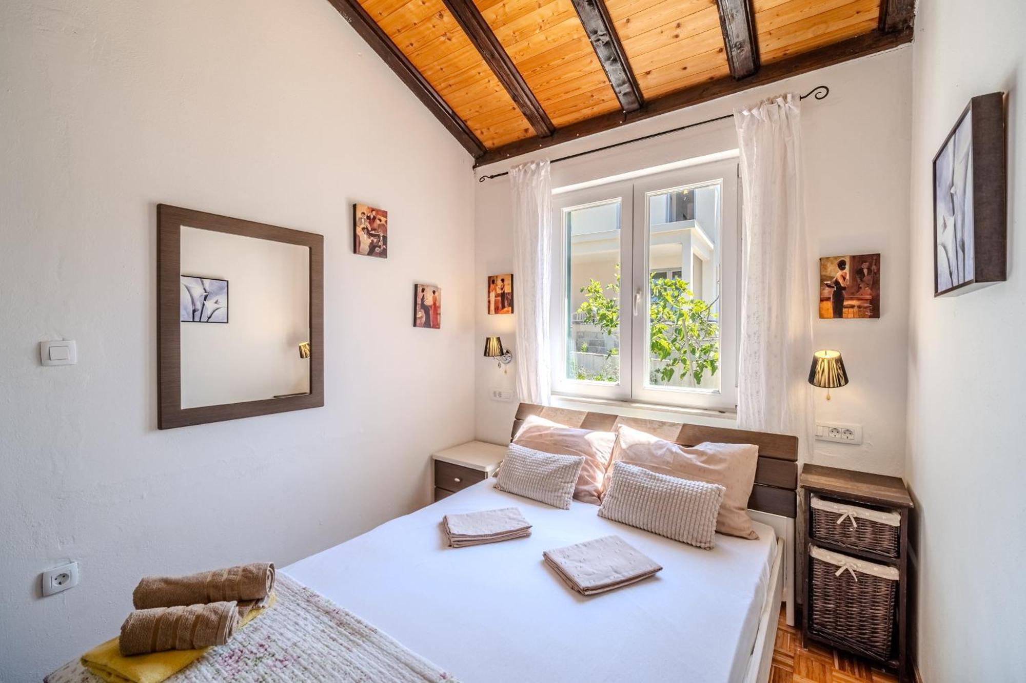 Villa Julia With Heated Pool, Ideal For Large Groups Milna  Dış mekan fotoğraf